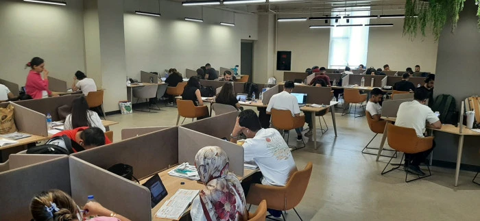 BU K&Uuml;T&Uuml;PHANELERDE HİZMET VE ZAMAN SINIRI YOK  DERS &Ccedil;ALIŞMAK İSTEYENLERİ DİCLE &Uuml;NİVERSİTESİ'NE AKIN AKIN EDİYOR 