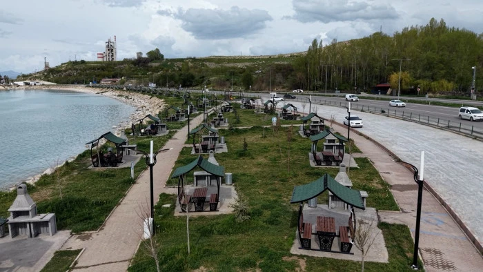 EDREMİT MESİRE ALANI&rsquo;NA 75 ADET YENİ BARBEK&Uuml; KURULDU