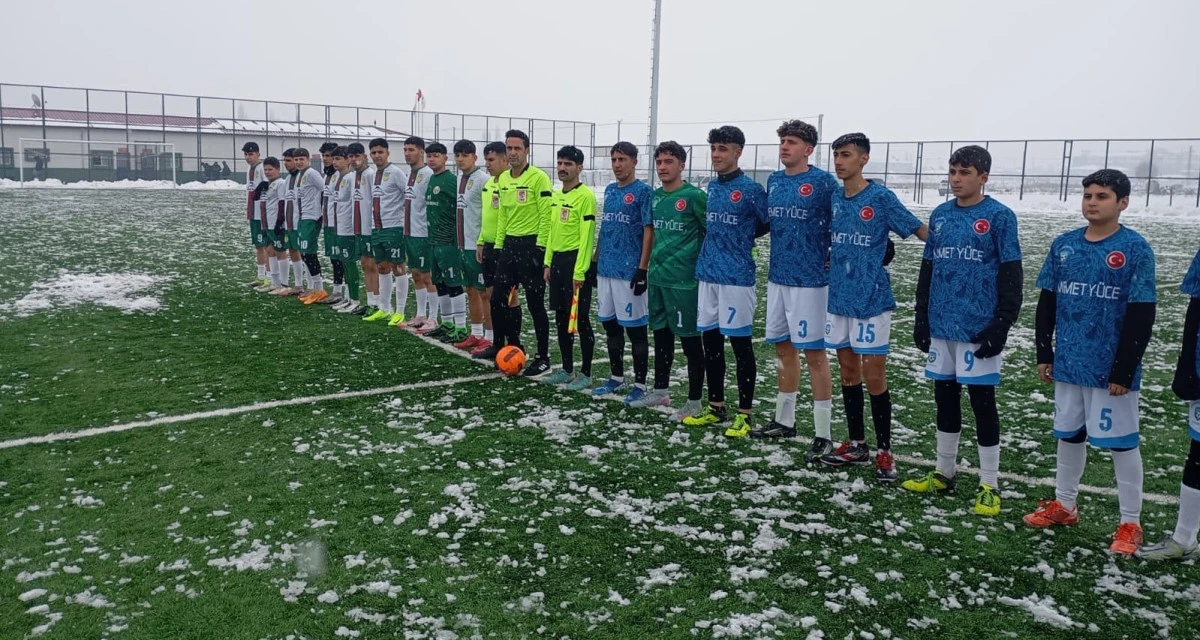 HER YERDE KAR KIŞ, BU ŞEHİRDE FUTBOLA DEVAM 