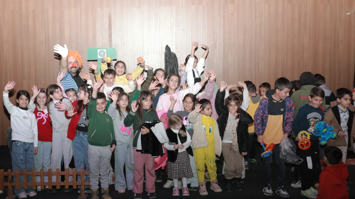 İpekyolu Belediyesi&rsquo;nden D&uuml;nya Tiyatrolar G&uuml;n&uuml;&rsquo;nde &Ccedil;ocuklara &Ouml;zel Tiyatro