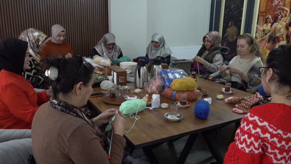 KAFEDE BİR ARAYA GELEN KADINLAR İHTİYAÇ SAHİPLERİ İÇİN ÖRGÜ ÖRÜYOR