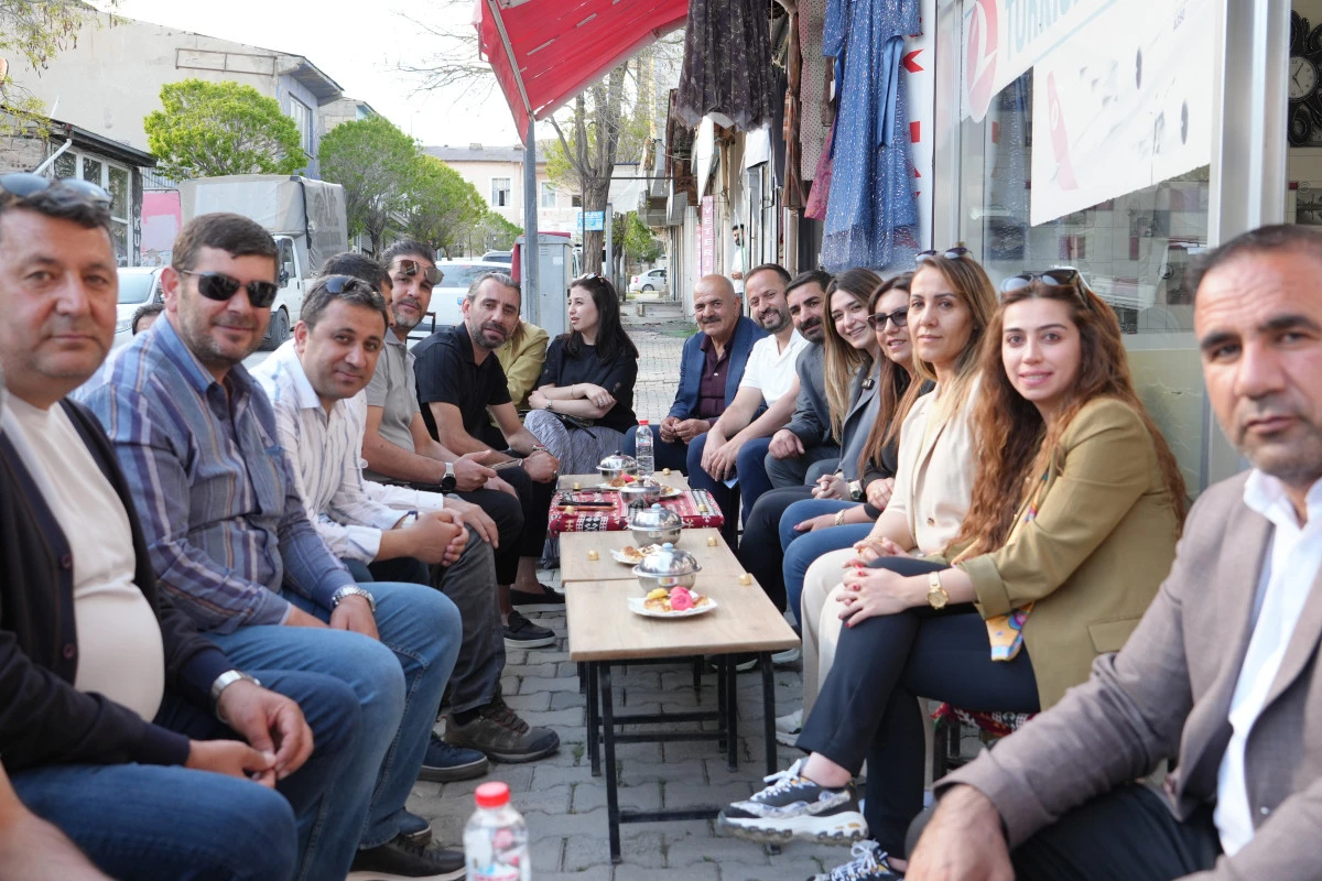 &Ouml;zalp Esnafıyla Buluşan İrem Bayram: &ldquo;Sınır Ticareti G&uuml;&ccedil;lenirse Van Kazanır&rdquo;