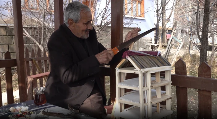 PARKİNSON ŞİKAYETLERİNDEN AHŞAPTAN OYUNCAK YAPARAK KURTULDU