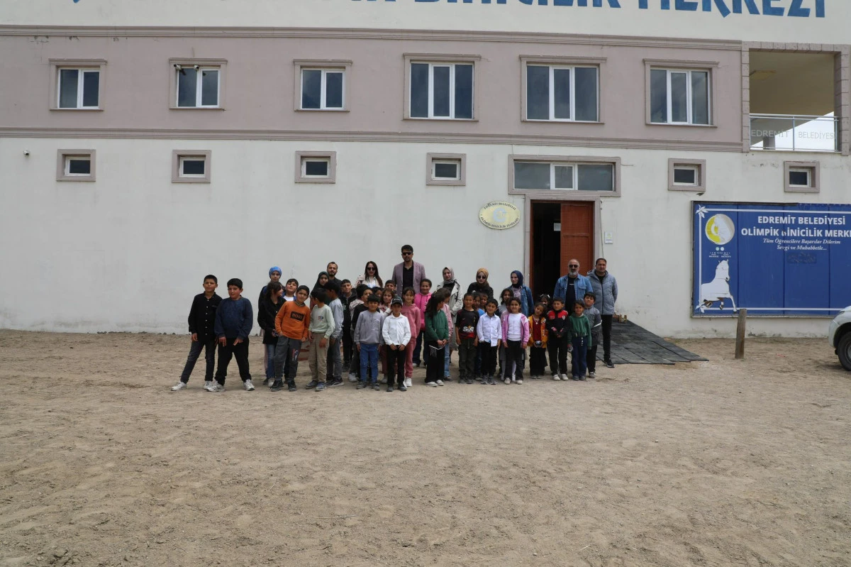 Tuşba Belediyesi 47 &ouml;ğrenciyi at &ccedil;iftliğiyle buluşturdu