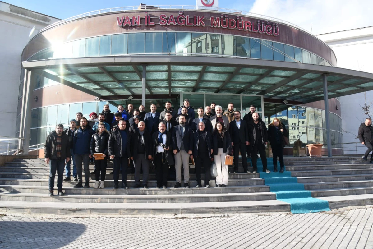 VAN İL SAĞLIK M&Uuml;D&Uuml;R&Uuml; DR.TOSUN KENTTEKİ BASIN MENSUPLARIYLA BİR ARAYA GELDİ