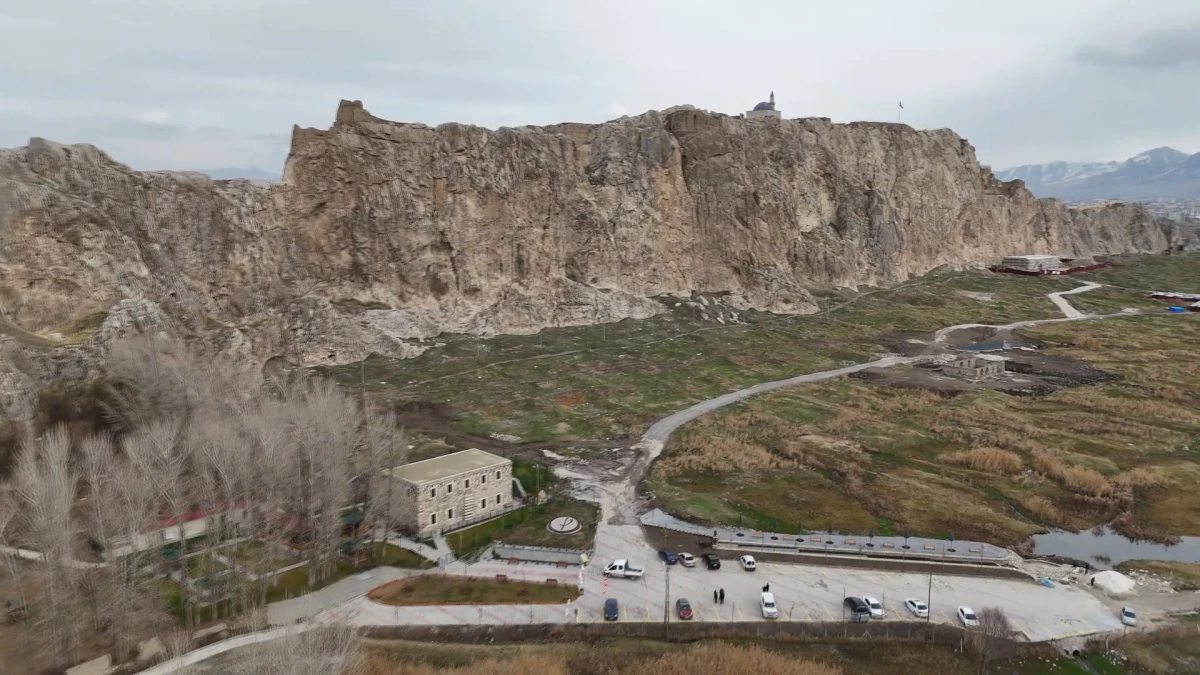 VAN’DA TARİHİ HORHOR MEDRESESİ ÇEVRE DÜZENLEMESİYLE YENİDEN İBADETE VE ZİYARETE AÇILDI