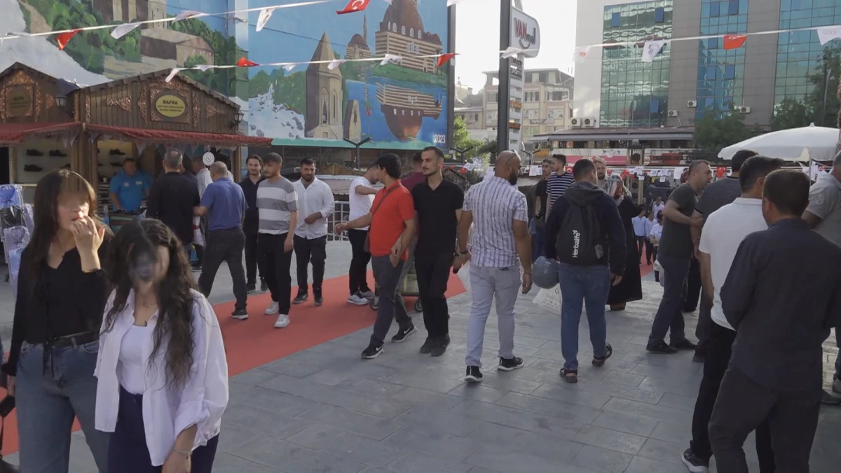 VAN’DAKİ İŞ YURTLARI FUARI YOĞUN KATILIMLA SONA ERDİ