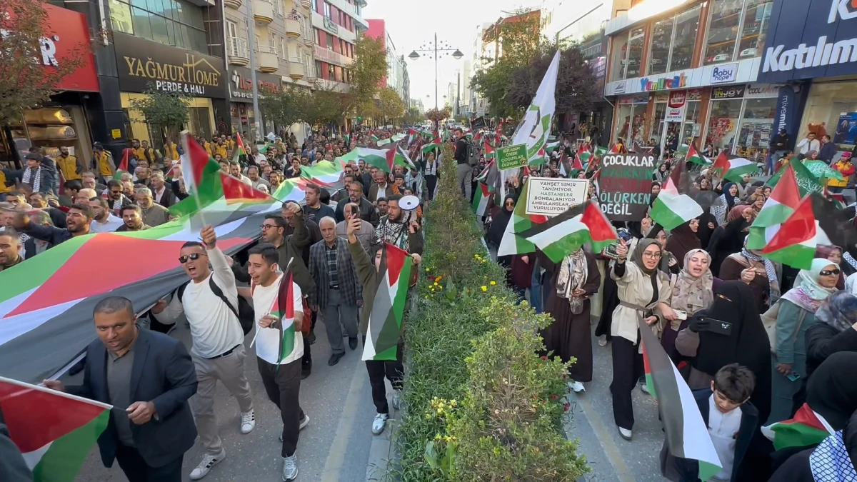 Vanlılar Aksa Tufanı'nın 3'&uuml;nc&uuml; yıld&ouml;n&uuml;m&uuml;nde Gazze i&ccedil;in meydanlardaydı